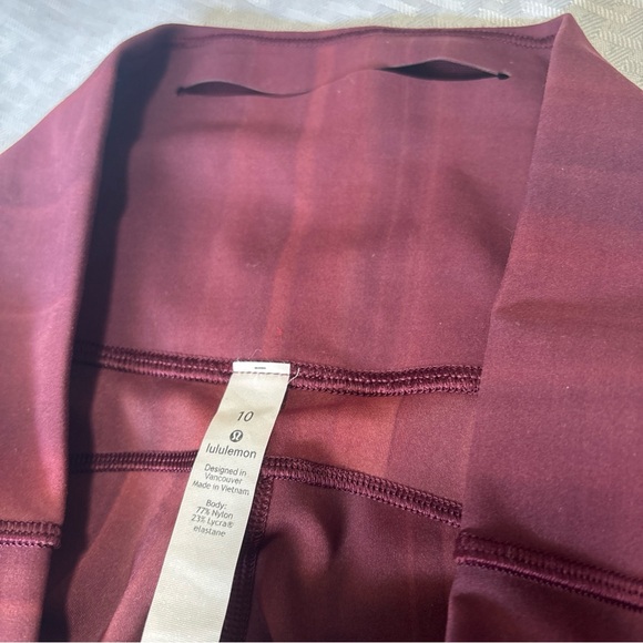 Lululemon In Movement HR Tight 25” Size 10 Spray Dye White Garnet Merlot Legging - Picture 3 of 7